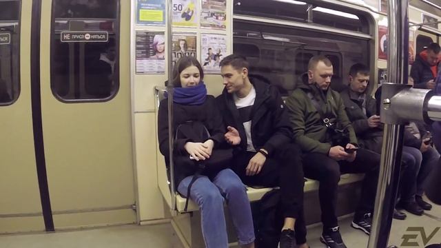 ПРАНК: НАГЛЫЙ ПИКАП В МЕТРО | СЕЛ НА ДЕВУШКУ смотреть онлайн