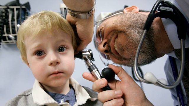 КАК УХАЖИВАТЬ ЗА ДЕТСКИМИ УШАМИ | Как правильно чистить уши детям и грудничкам от серы смотреть онлайн