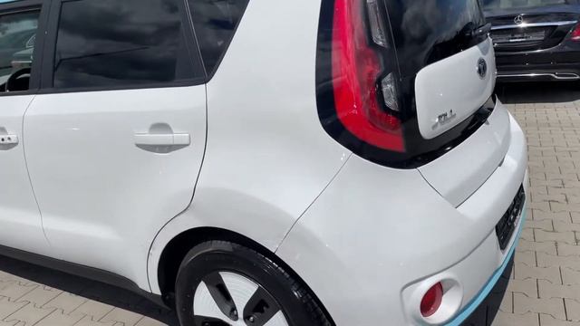 Kia Soul EV Play 30 kWh смотреть онлайн