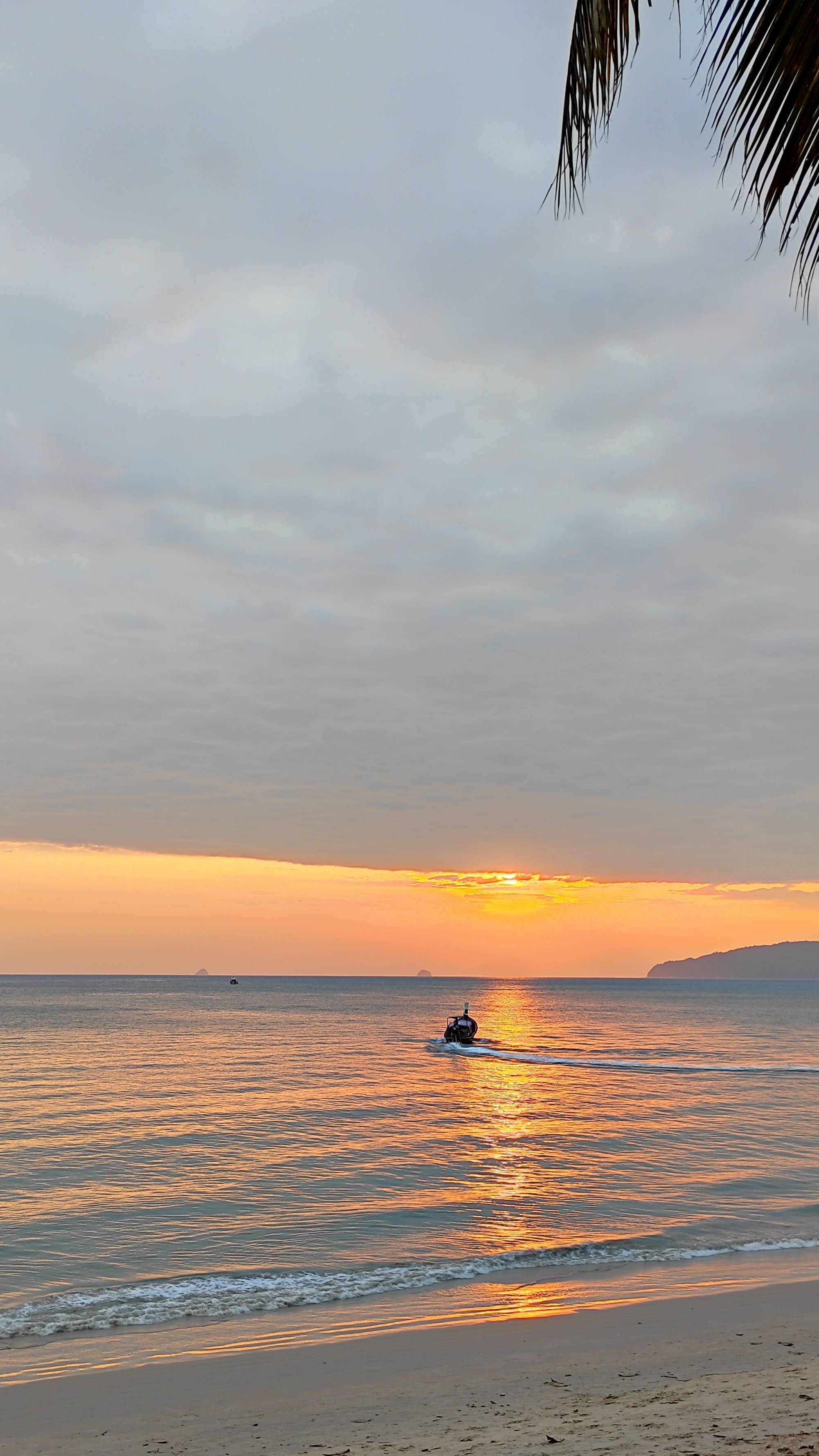 Закат в Аонанге. Андаманское море. Провинция Краби, Таиланд