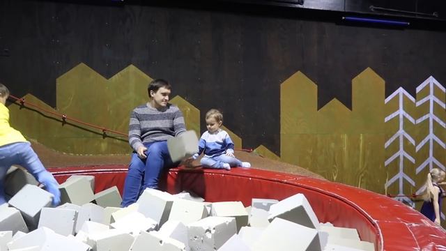 ВЛОГ. ДЕНЬ РОЖДЕНИЯ МАРКА. 2 ГОДА! Домашний праздник, батуты, каток, рестораны. смотреть онлайн