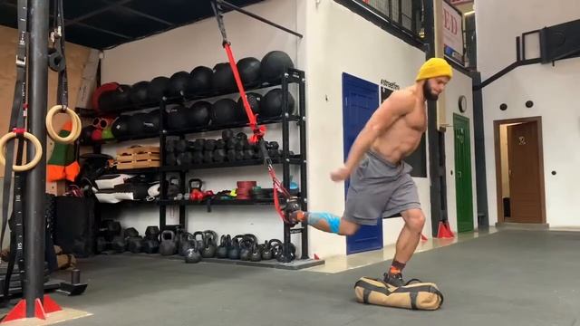 Упражнения с сэндбэгом и функциональными петлями RED Skill смотреть онлайн