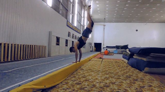 Как делать правильный рондат | How to RoundOff [ENGLISH SUBTITLES] смотреть онлайн
