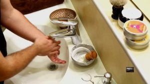 Чашка для взбивания пены и помазок. Приготовление пены для бритья