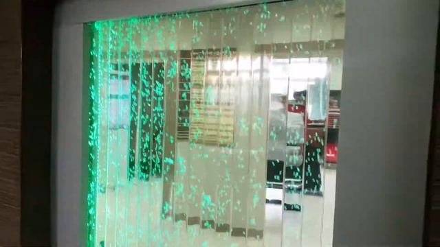 Красивая прозрачная стеклянная стена с пузыриками и подсветкой смотреть онлайн