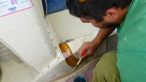 Ремонт катера, трещина на стеклопластиковом корпусе.