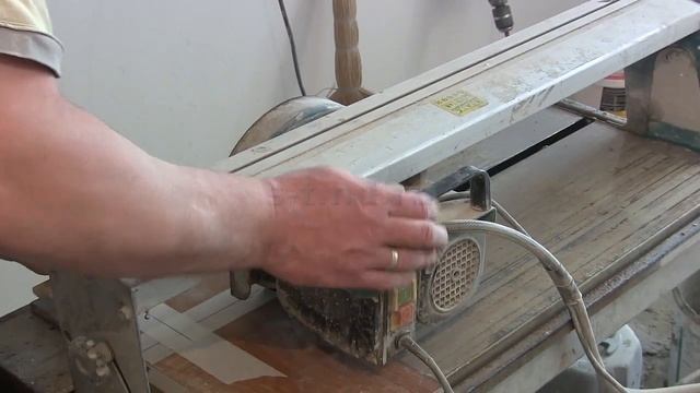 Как сделать запилить угол 45 градусов на плитке и керамограните без сколов смотреть онлайн