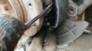 Замена колодок стояночного (ручного) тормоза на Хундай Гранд Старекс 2009года.