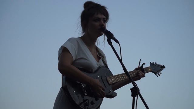 Angel Olsen - Il cielo in una stanza / Lark songs (Anfiteatro del Venda, May 6th 2018) смотреть онлайн