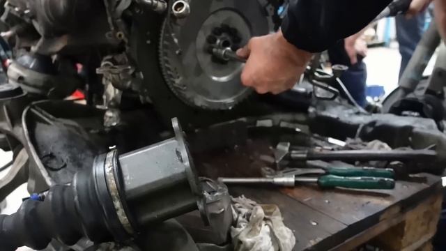 Vadimo automatski mjenjač iz RS6 2002 i ubacivamo manualni iz A6 2.5 TDI смотреть онлайн