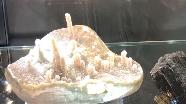 День геолога в Сокольниках Ярмарка цветных камней Самоцветный развал смотреть онлайн