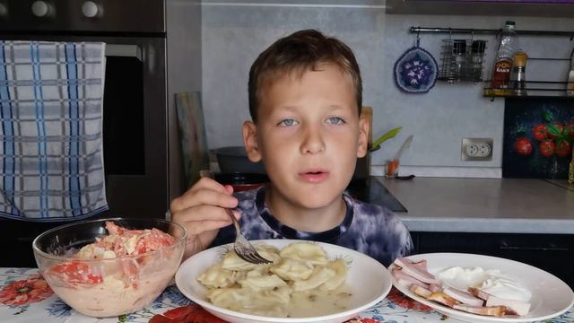 Мукбанг Вареники с картошкой и грибами /Первый день в школе 🍁. 🤘😅 смотреть онлайн