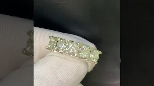 Золотое кольцо, вставки бриллианты Каждый камень по 0,5 карата смотреть онлайн