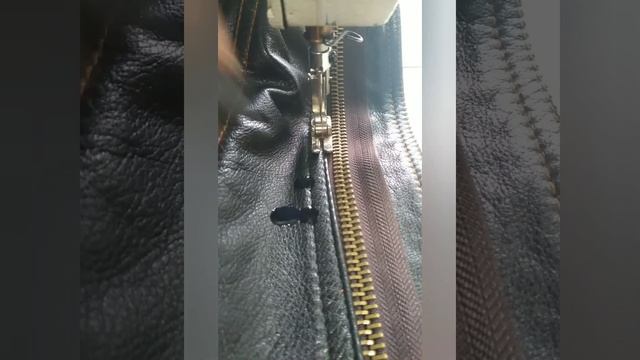 Шьём кожу без специальной лапки. смотреть онлайн