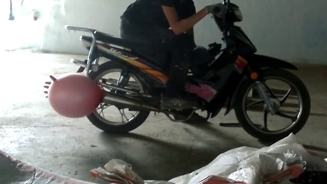 Скутер+резиновая перчатка=бум)! смотреть онлайн