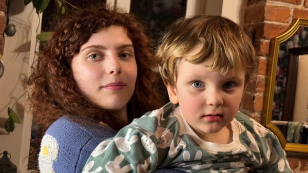 Ksenia is helping mother and song is helping Ksenia - Ксюта помогает маме, а песня помогает Ксюте :)