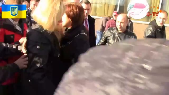 Жидобандеры издеваются над девушками. Днепропетровск 31.10.14 смотреть онлайн