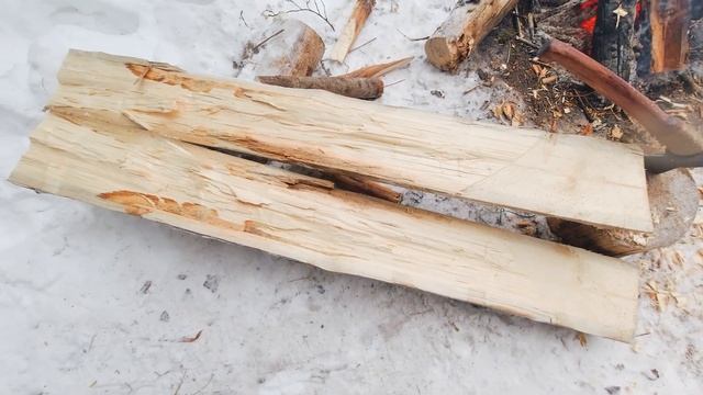 Обустройство лесного лагеря, делаю полку из бревна / 4K смотреть онлайн