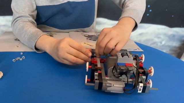 Макс и Марта собирают скоростной вездеход на пульте управления Lego Technic 42065 смотреть онлайн