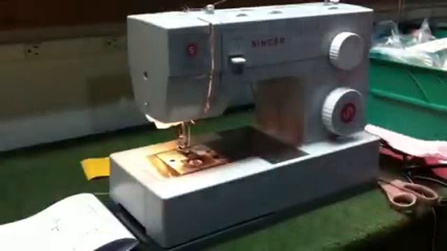 Singer 4423 Sewing Machine - Serging Stitch - How To смотреть онлайн