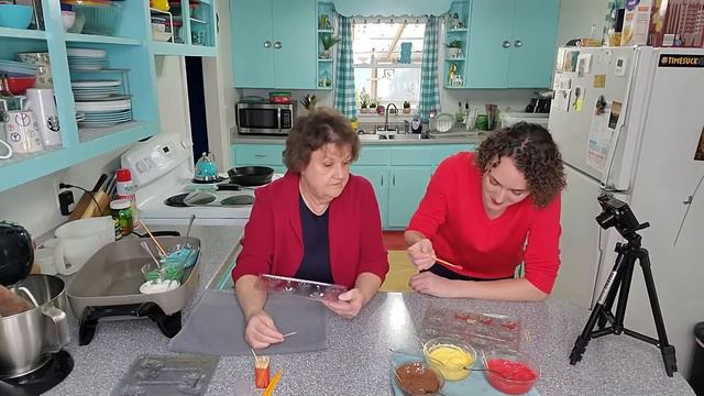 We Make Christmas Candy the Retro Way with Vintage Candy Molds! смотреть онлайн