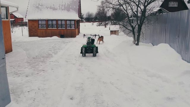 МОТОБЛОК-РОБОТ на пульте управления САМ ЧИСТИТ СНЕГ.mp4 смотреть онлайн
