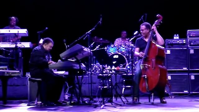 6-20-12 George Duke and Stanley Clarke "No Rhyme No Reason" solo.MPG смотреть онлайн