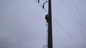 Монтаж хомута на опору ЛЭП