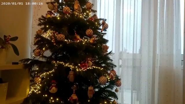 Im Zimmer der geschmückter Weihnachtsbaum. (А, просто в комнате наряженная ёлка) смотреть онлайн