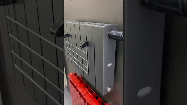 Полочка на радиаторе для кота. Гениально! #shorts смотреть онлайн