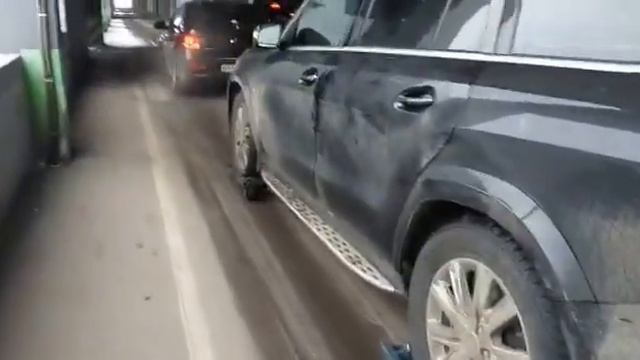 подкатные тележки без домкрата, вытаскивание с паркинга на 4-х телегах смотреть онлайн