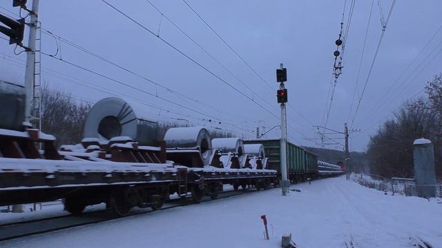 Электровоз ВЛ11.8-833 с грузовым поездом следует по станции Яхрома смотреть онлайн
