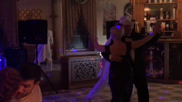 Звучит саксофон.Сюрпризы продолжаются! смотреть онлайн