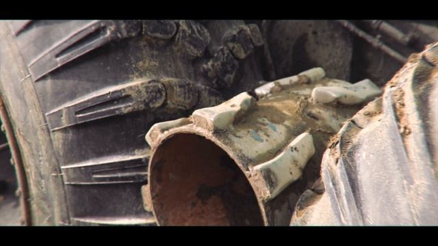 Мульчер на вездеходе прокладывает дорогу в заболоченной местности смотреть онлайн