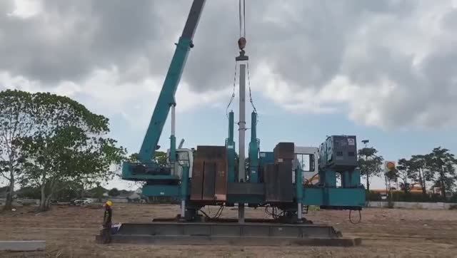 Сваевдавливающая установка  SUNWARD ZYJ260В в работе