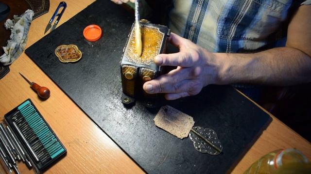 Коробочка для часов с Тиснением. 3ч. Клепаем кнопки. Эксклюзивные изделия из кожи. смотреть онлайн