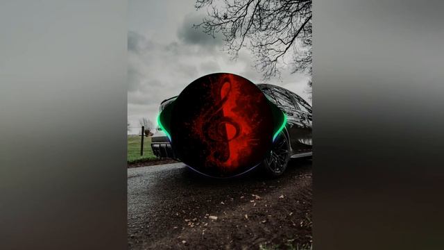 Едет черная BMW