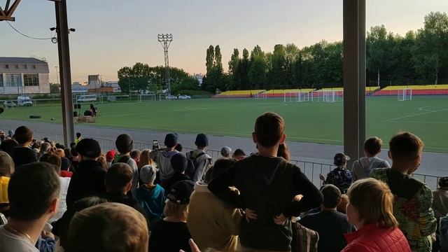 Каскадёр прыгает с машины на машину и становится между ними. Шоу каскадёров. смотреть онлайн