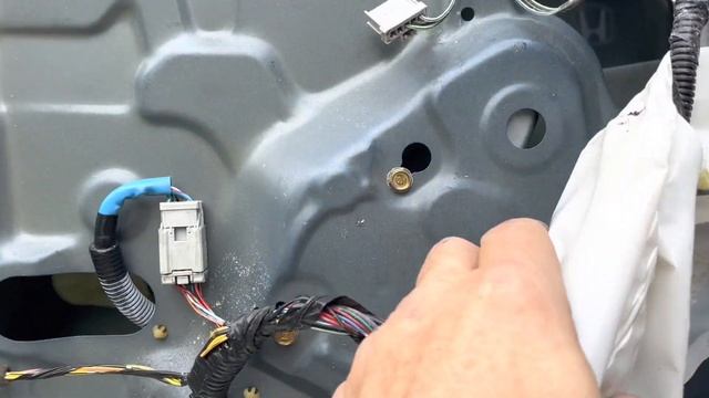 Replacing the window regulator on the 2003 Honda Element. смотреть онлайн