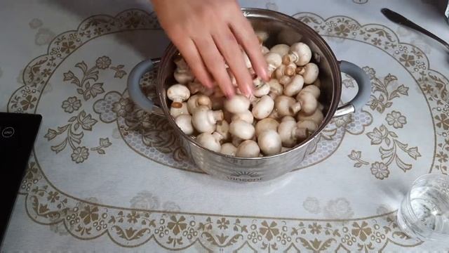 МАРИНУЕМ ШАМПИНЬОНЫ. ГРИБОЧКИ МОЖНО В БАНКЕ В ХОЛОДИЛЬНИКЕ ХРОНИТЬ ДОЛГО.