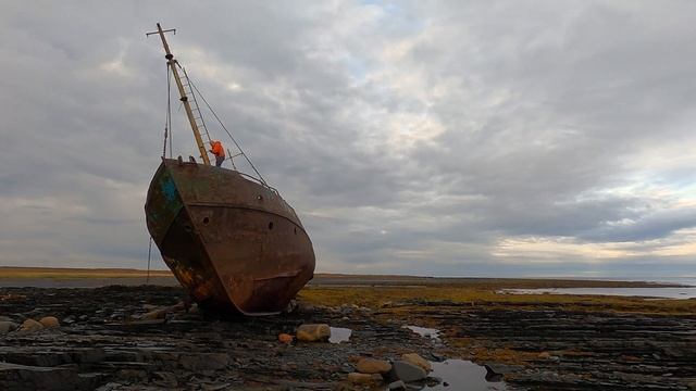 Показываю, как выглядит брошенный норвежский баркас на Рыбачьем смотреть онлайн