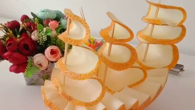 Как быстро и красиво нарезать ДЫНЮ! Cutting tne melon quickly and beautifully! смотреть онлайн
