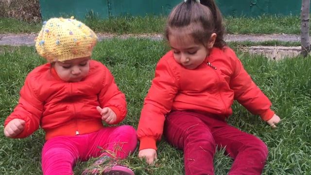 Сижу я на травке Дети играют во дворе смотреть онлайн