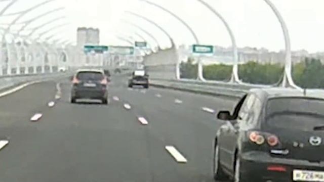 На ЗСД (северный участок) из кузова пикапа сдувает незакрепленный стеллаж смотреть онлайн