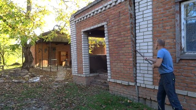 Снёс стену. Получил ломом по лицу.