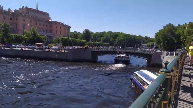 Вид с Пантелеймоновского моста на #Михайловскийзамок #Инженерныйзамок смотреть онлайн