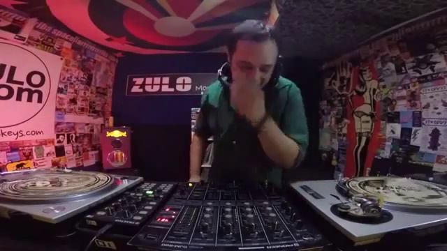 Michel Manzano zulo room смотреть онлайн