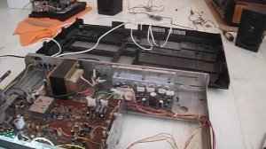 Ремонт муз.центра 1977 года. Необычная проблема. Треск в рабочем режиме.