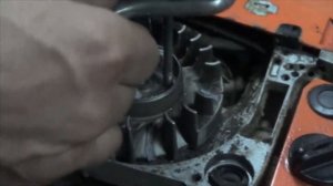 Отжать и снять магнит с КИТАЙСКОЙ бензопилы.