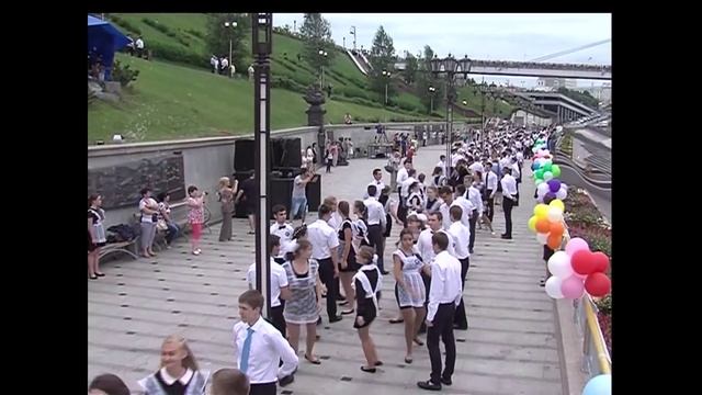 Выпускники Тюмени станцевали «Вальс на Набережной» смотреть онлайн